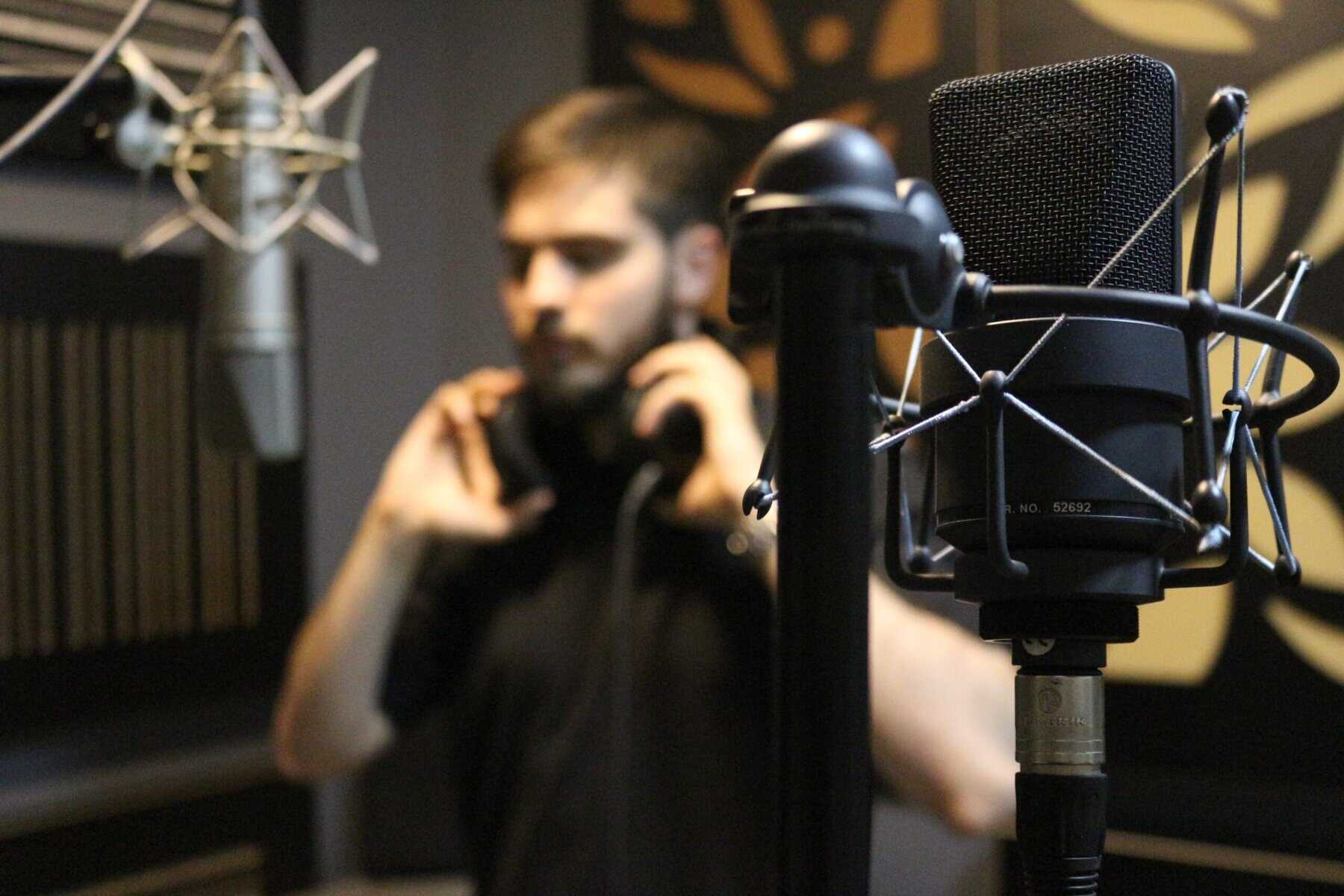Tips for Choosing the Right Voiceover Talent for Your Radio Commercial