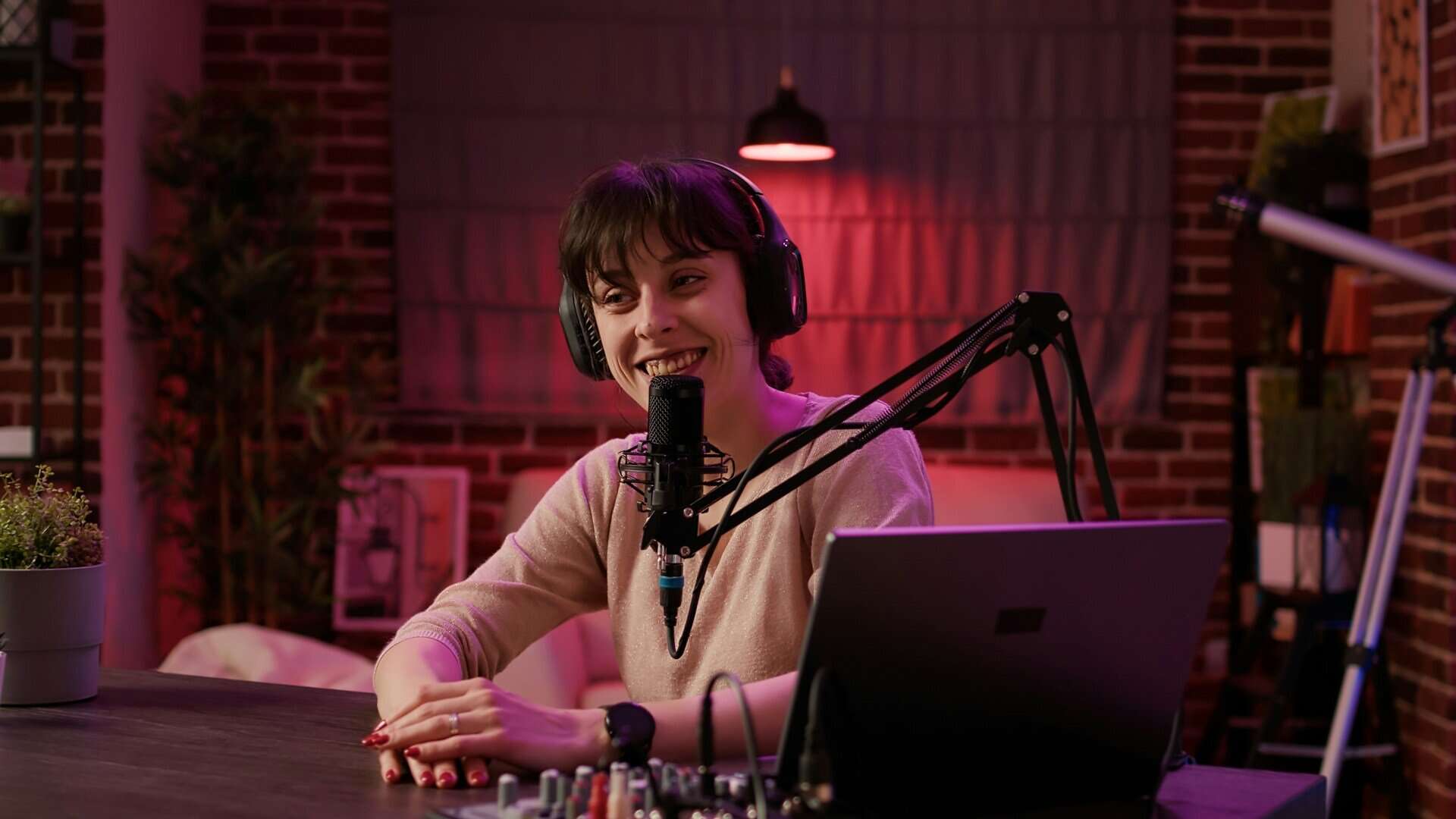 What Makes a Radio Ad Stand Out and Captivate Listeners?