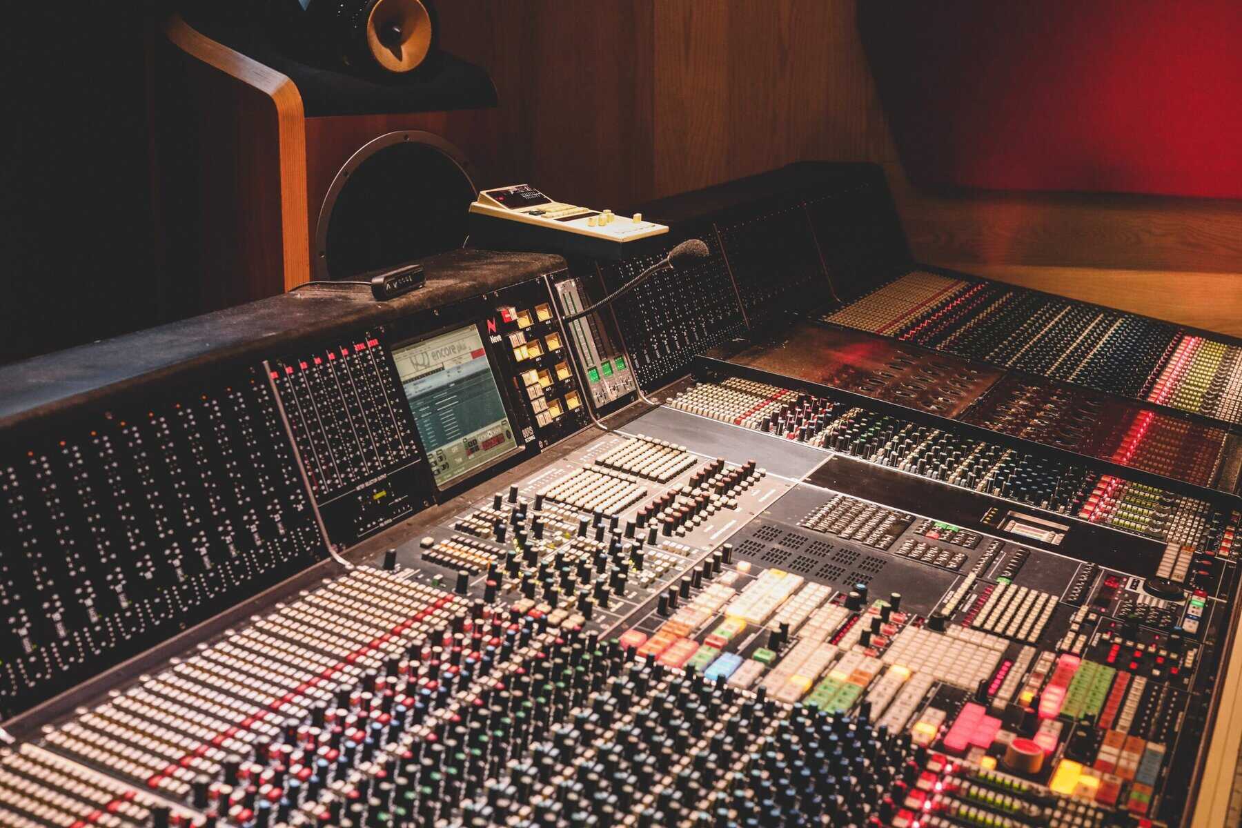 The Role of Sound Effects in Radio Commercial Production