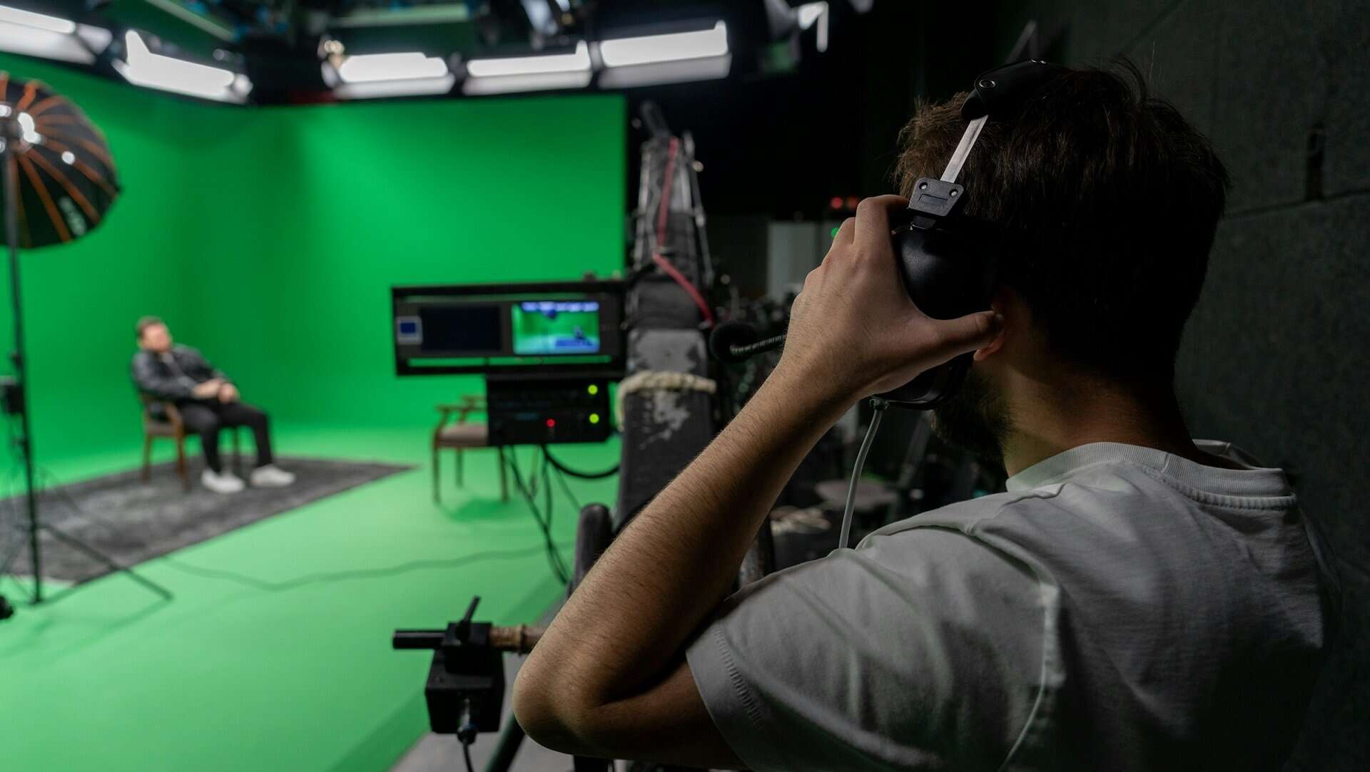Guide to Working Around Tight Walkways in Rental Studios